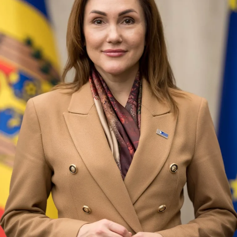 ana groza